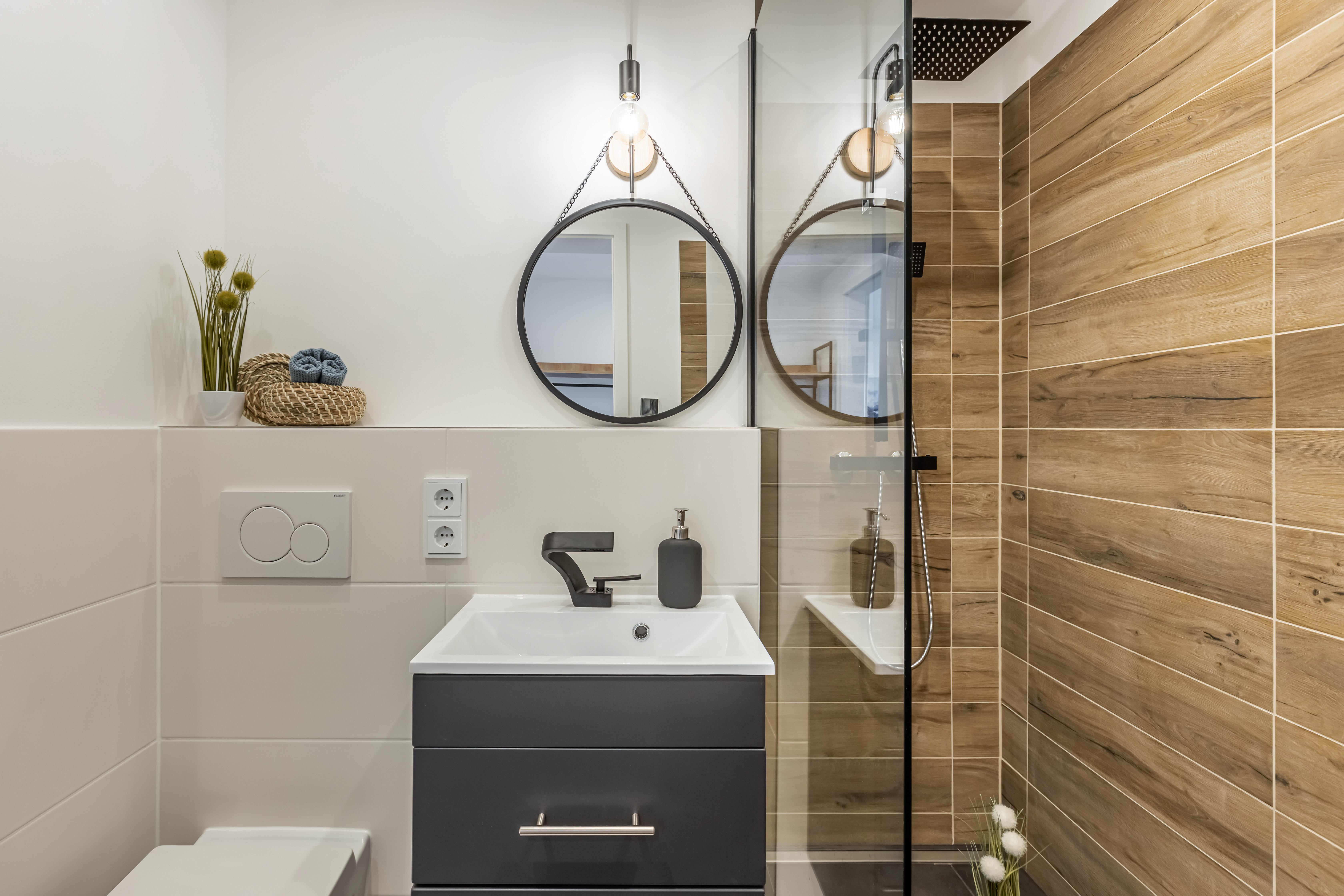 Modernes Badezimmer mit Regendusche und Fußbodenheizung